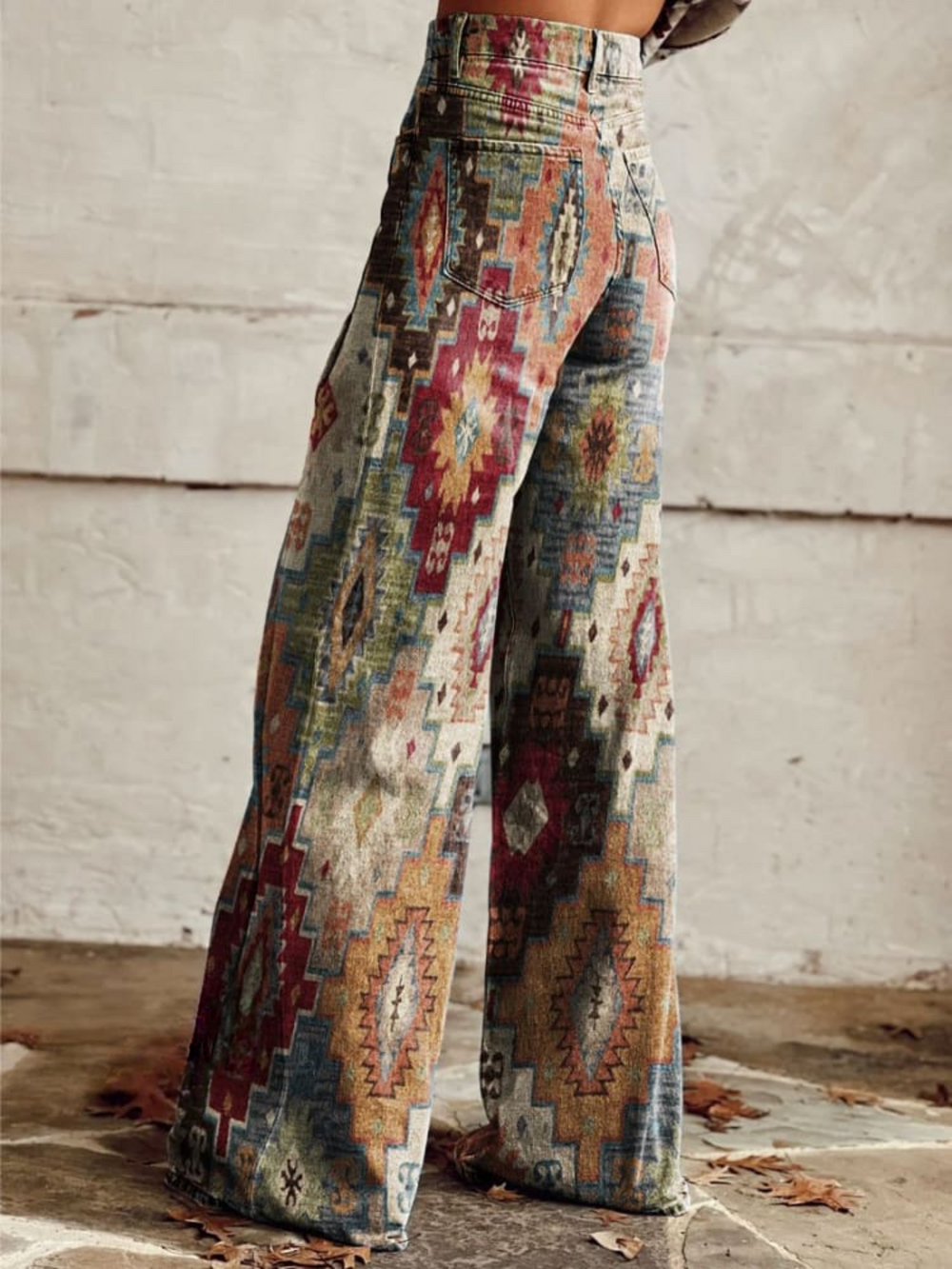 Pantalon femme doux et large style rétro, parfait pour un confort décontracté chic. Motif géométrique, coupe élégante et tendance.