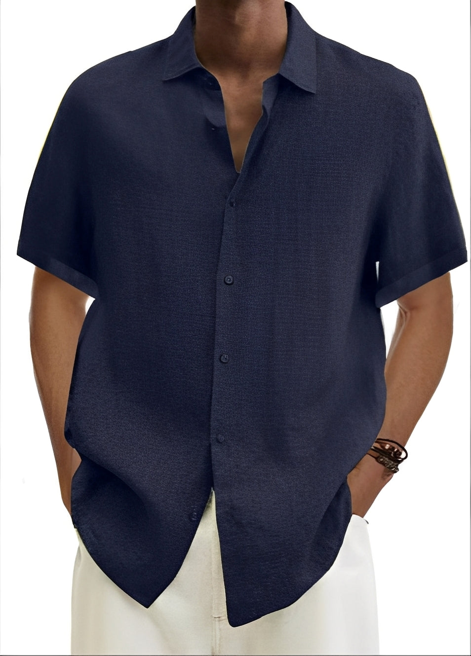Chemise homme intemporelle, coupe ample et légère. Assure un confort décontracté et un look chic pour l'été.
