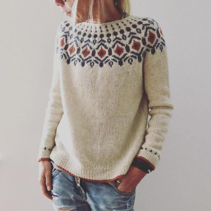 Pull femme élégant à col rond avec motif géométrique moderne, idéal pour un style hivernal chic et confortable.