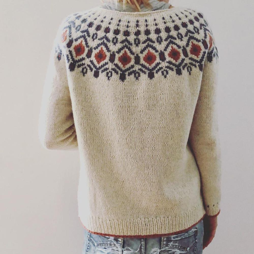Pull femme col rond, motif géométrique captivant. Élégant et chaud, parfait pour la mode féminine hivernale décontractée.
