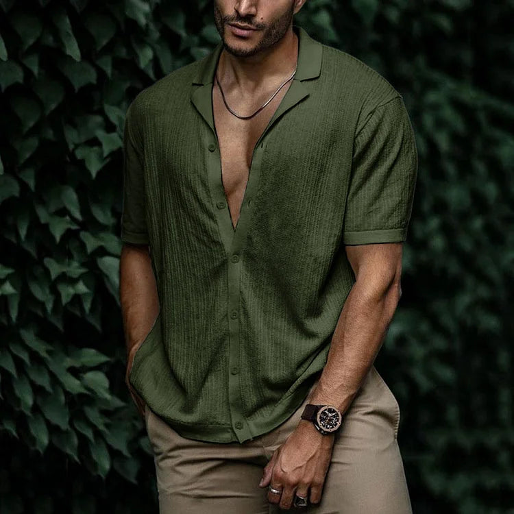 Chemise homme été bleu ciel, légère et respirante, idéale pour un look décontracté.