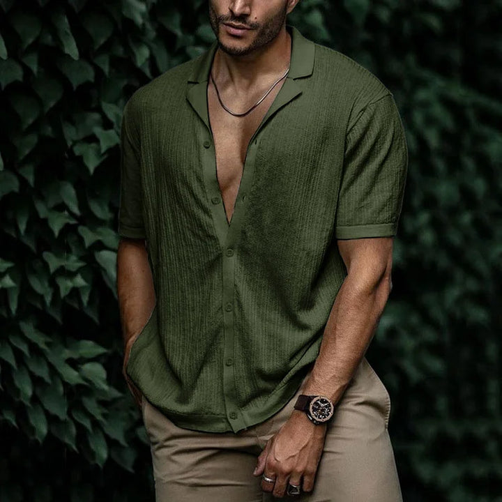 Chemise homme été bleu ciel, légère et respirante, idéale pour un look décontracté.