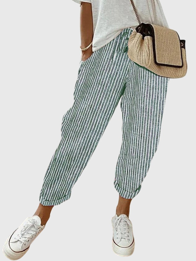 Tenue élégante avec pantalon femme fluide, taille haute et jambe droite, parfait pour la saison chaude.