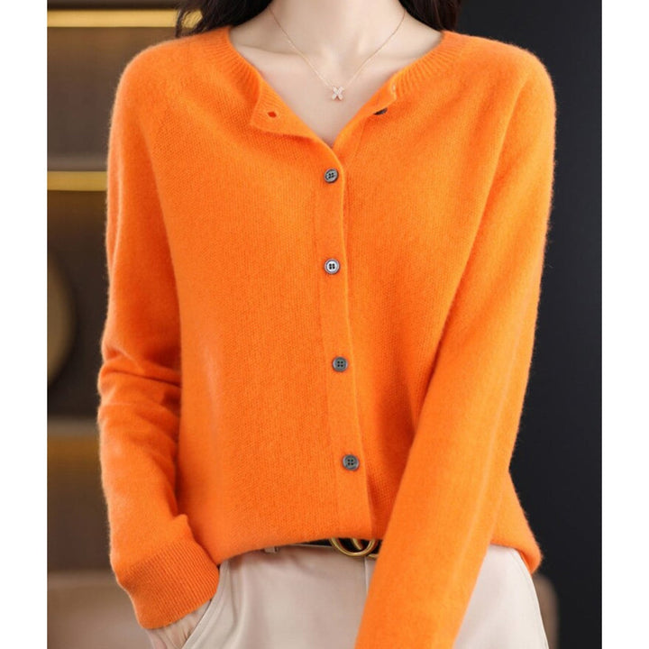 Cardigan chic femme, style polyvalent avec col rond, idéal pour un look décontracté ou habillé.