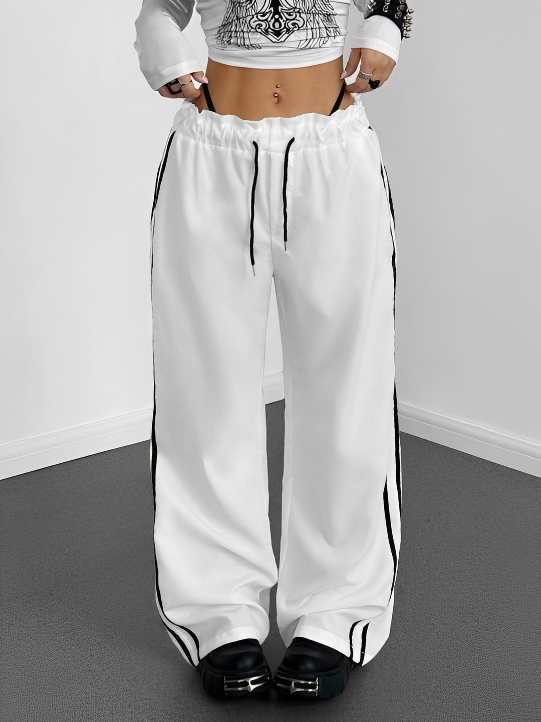 Pantalon femme streetwear coupe droite décontracté, idéal pour l'été et les loisirs urbains.