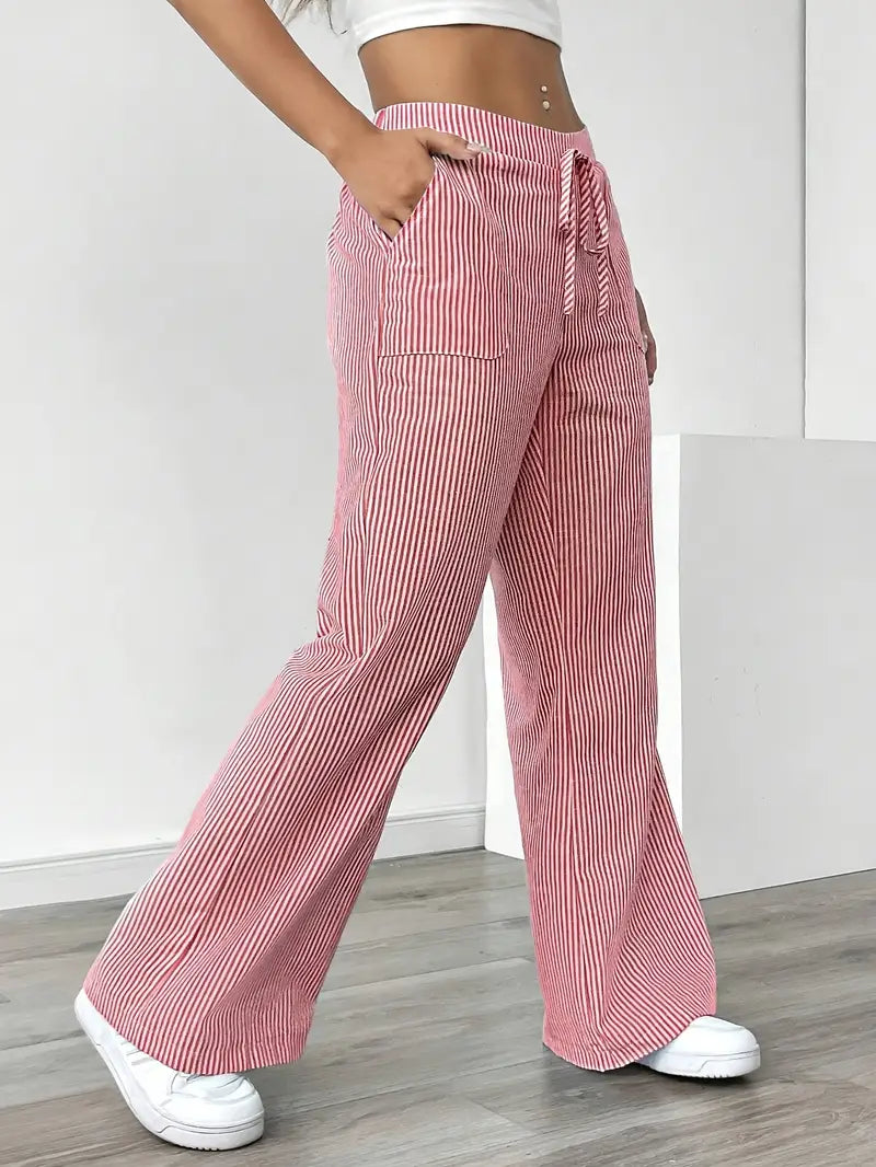 Pantalon rayé femme, parfait pour un style vacances détendu.
