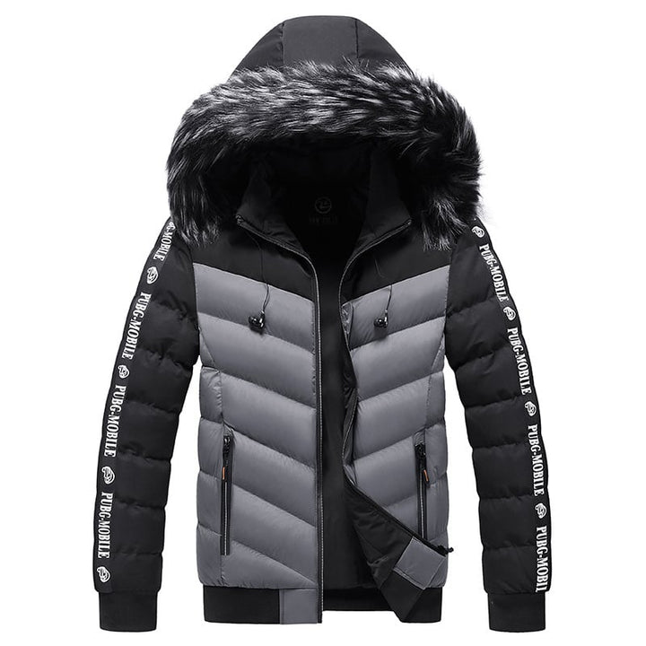Veste matelassée homme décontractée, capuche avec fourrure synthétique, parfaite pour la mode urbaine hivernale.