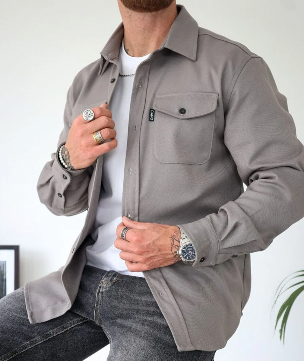 Chemise homme coupe ajustée, style chic et décontracté, idéale pour l'automne et la mode masculine moderne.
