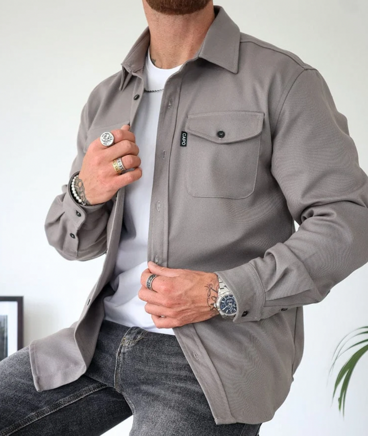 Chemise homme coupe ajustée, style chic et décontracté, idéale pour l'automne et la mode masculine moderne.