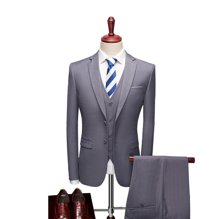 Costume 3 pièces homme respirant et élégant, offrant confort et style pour longues journées formelles.