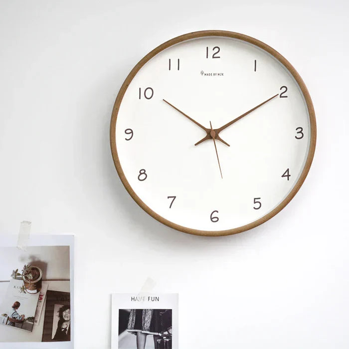 Élégante horloge murale silencieuse pour une décoration intérieure sereine et un style épuré.