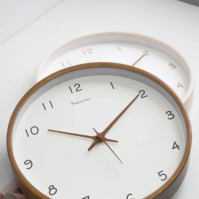 Horloge murale silencieuse avec cadre en bois, parfaite pour salon ou bureau, design contemporain.