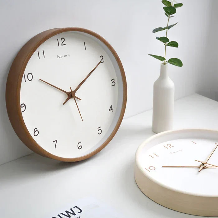 Grande horloge murale silencieuse au design moderne, crée une ambiance calme et stylée.