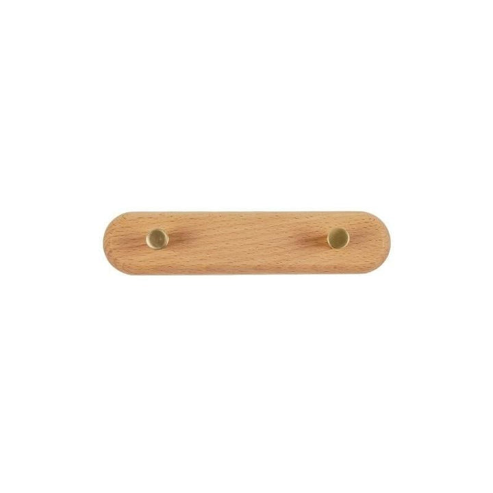 Porte-manteau design en bois et laiton, solution de rangement minimaliste pour un couloir épuré.