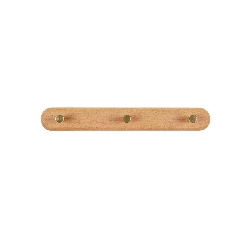 Décoration murale et rangement : porte-manteau en bois de hêtre avec accents en laiton doré.