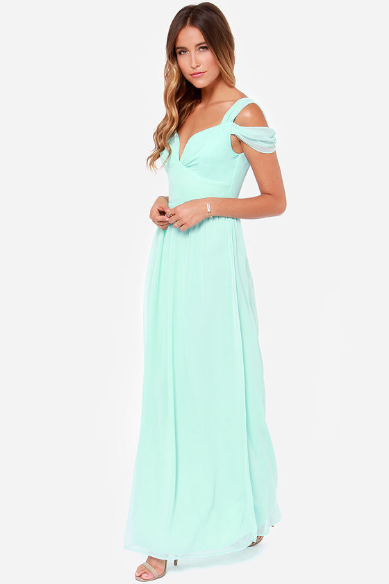 Élégante robe longue femme à épaule dénudée. Fente et coupe fluide, parfaite pour les mariages d'été.