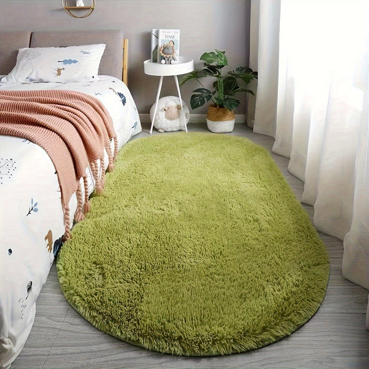 Tapis design ovale en peluche, lavable, apporte élégance et confort à votre salon.