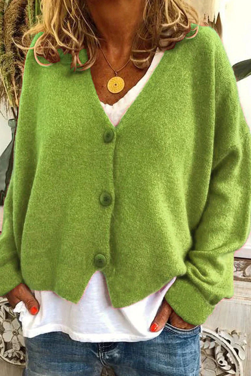 Cardigan femme chic à col V, parfait pour la superposition et un style décontracté raffiné.