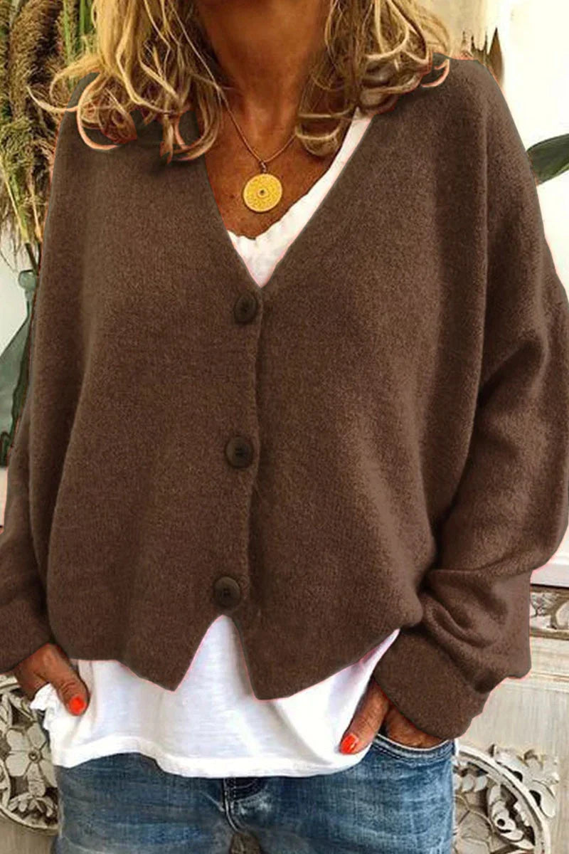 Cardigan femme élégant avec col V, détails subtils, style décontracté.