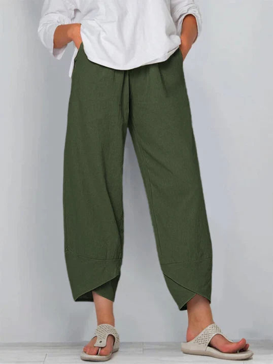 Pantalon femme taille élastique, coupe ample et légère pour un confort estival. Parfait pour les vacances décontractées.