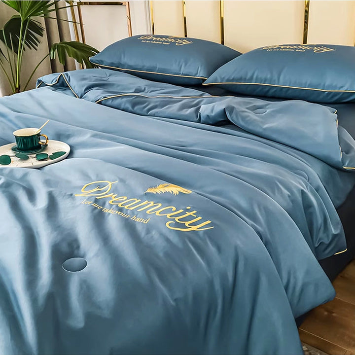 La couette légère en soie glacée procure un sommeil réparateur et frais tout l'été.