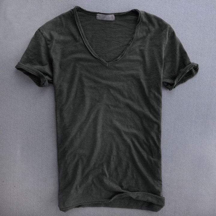 Essentiel T-shirt col V homme Reese, alliant confort et élégance pour une allure décontractée moderne.