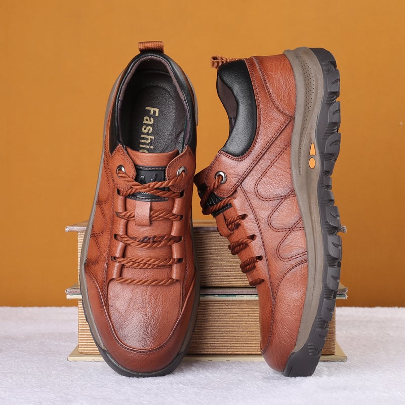 Bottes élégantes pour hommes, marron, à lacets, parfaites pour l'hiver et l'automne, offrant chaleur et confort.