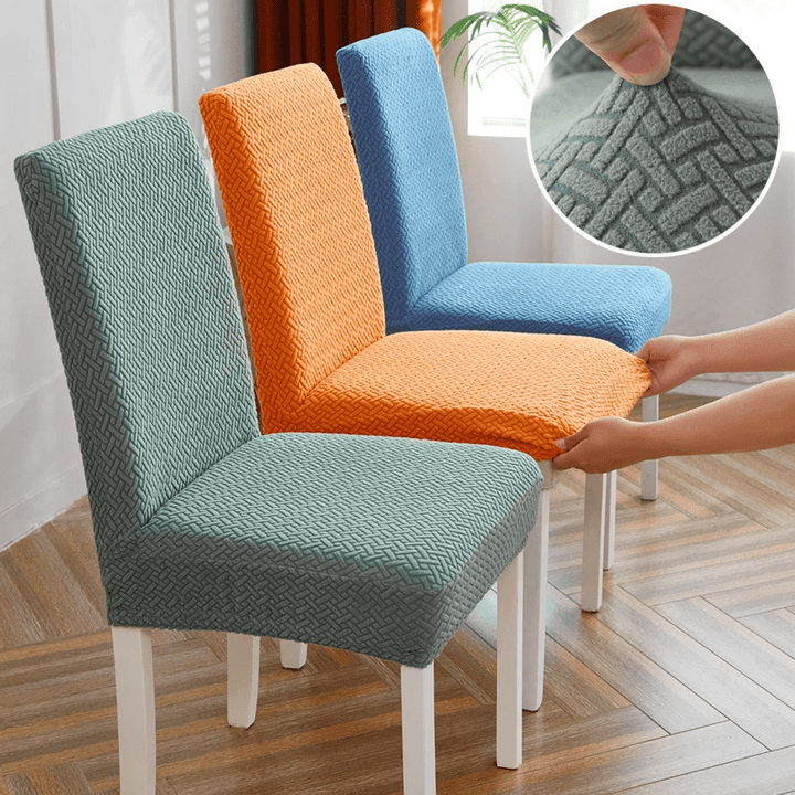 Housse de chaise élastique grise, motif jacquard. Protection élégante et confort pour votre salle à manger.