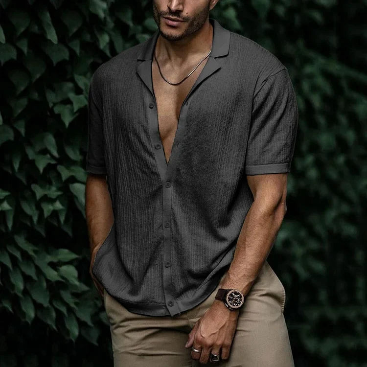 Mode homme: chemise estivale à manches courtes, look casual moderne et léger.