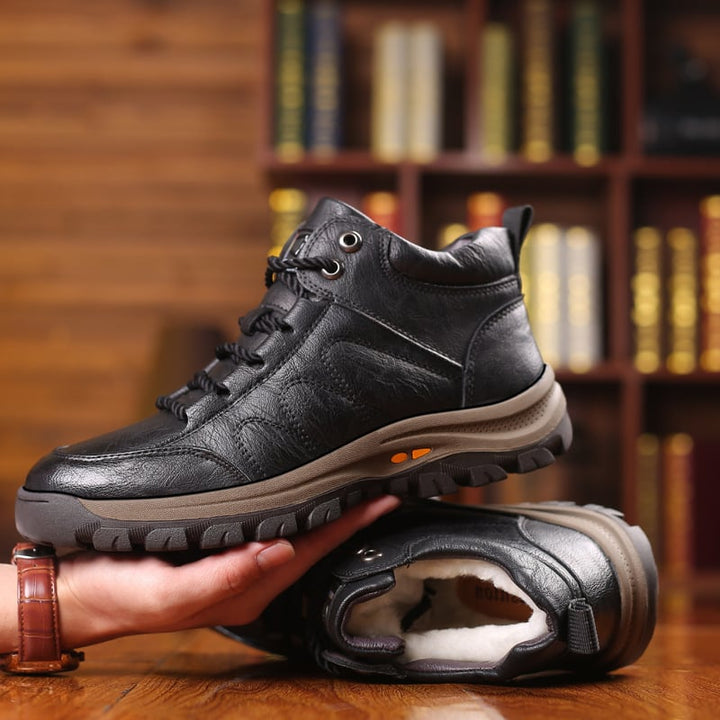 Bottes confortables et durables pour hommes, marron, avec semelle antidérapante et isolation thermique pour l'hiver.