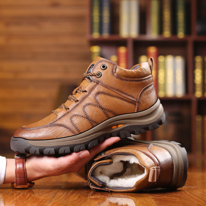 Bottes d'hiver en cuir marron pour hommes, à lacets, avec intérieur chaud et semelle antidérapante robuste.