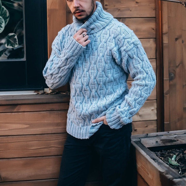 Gros plan sur le motif torsadé d'un pull homme col roulé, tricot élégant et confortable pour l'hiver.