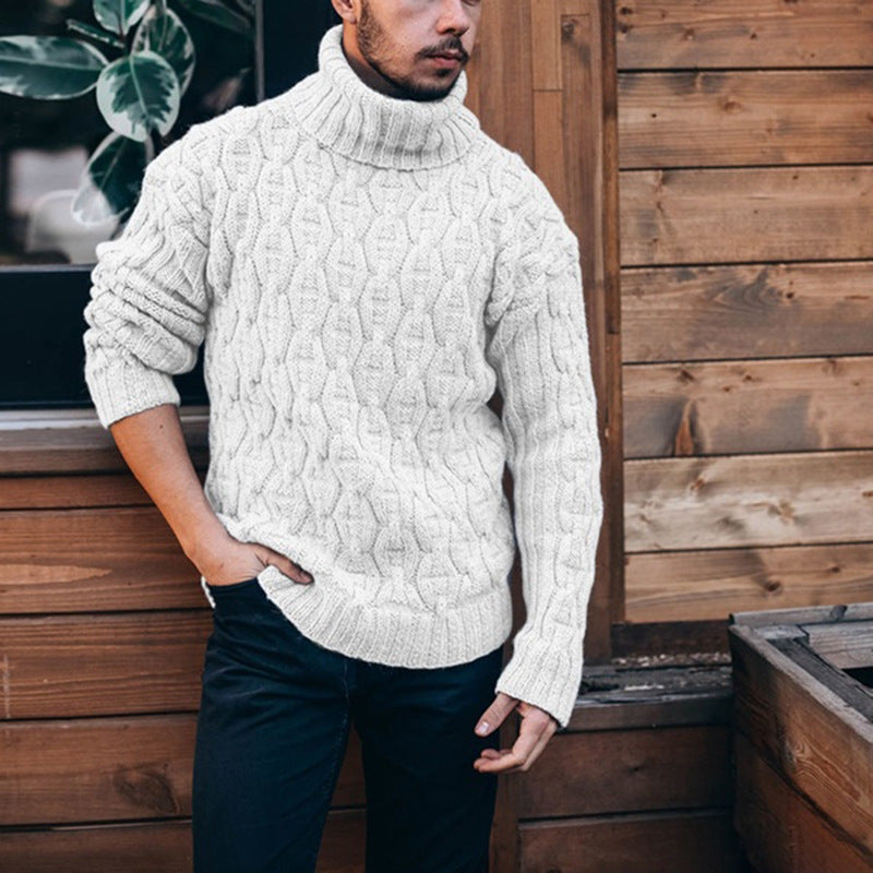 Détail gros tricot torsadé d'un pull homme élégant à col roulé, vêtement hiver chaud et tendance.
