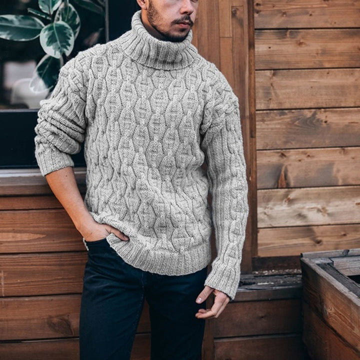 Pull homme col roulé élégant en gros tricot torsadé, parfait pour l'hiver et la mode masculine chic.