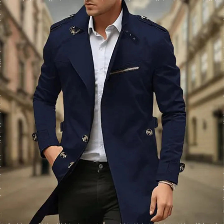 Détail du trench-coat homme classique, tissu imperméable de qualité, col montant, parfait pour la ville.