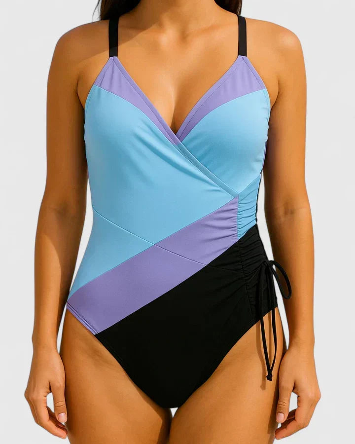 Maillot de bain une pièce rayé, essentiel pour femme. Silhouette sculptante et élégante pour l'été.