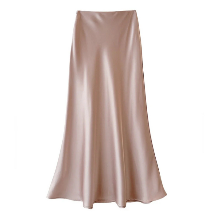 Femme portant une jupe longue fluide d'été taille haute, élégante et confortable pour un look chic et mode.