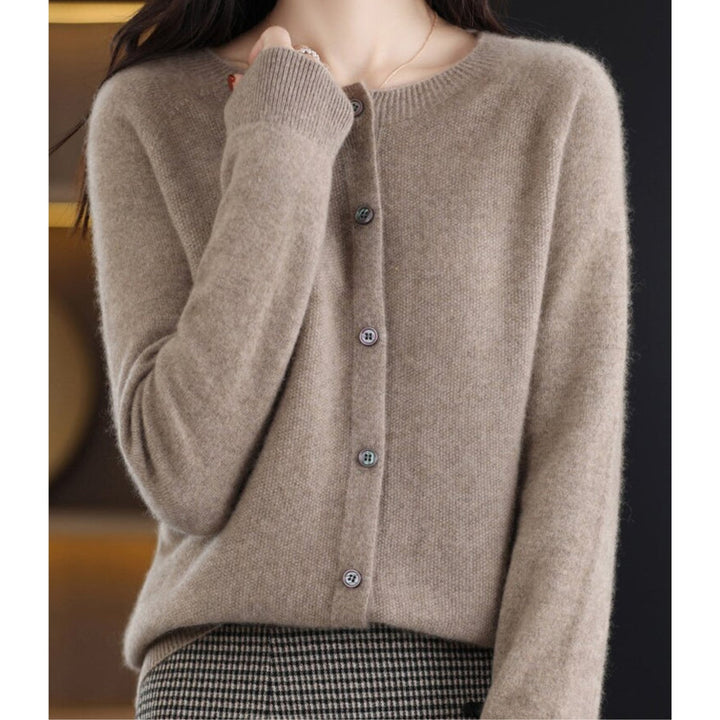 Gilet femme tendance, col rond, apporte confort et style à votre tenue de mode féminine.