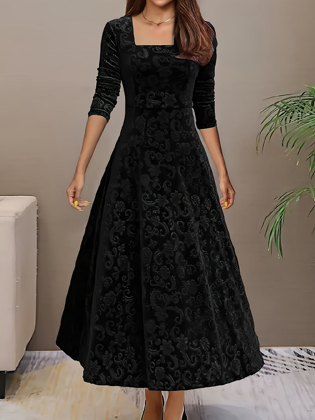 Robe longue élégante en velours noir pour femme, parfaite pour une soirée chic ou un cocktail. Charme intemporel.