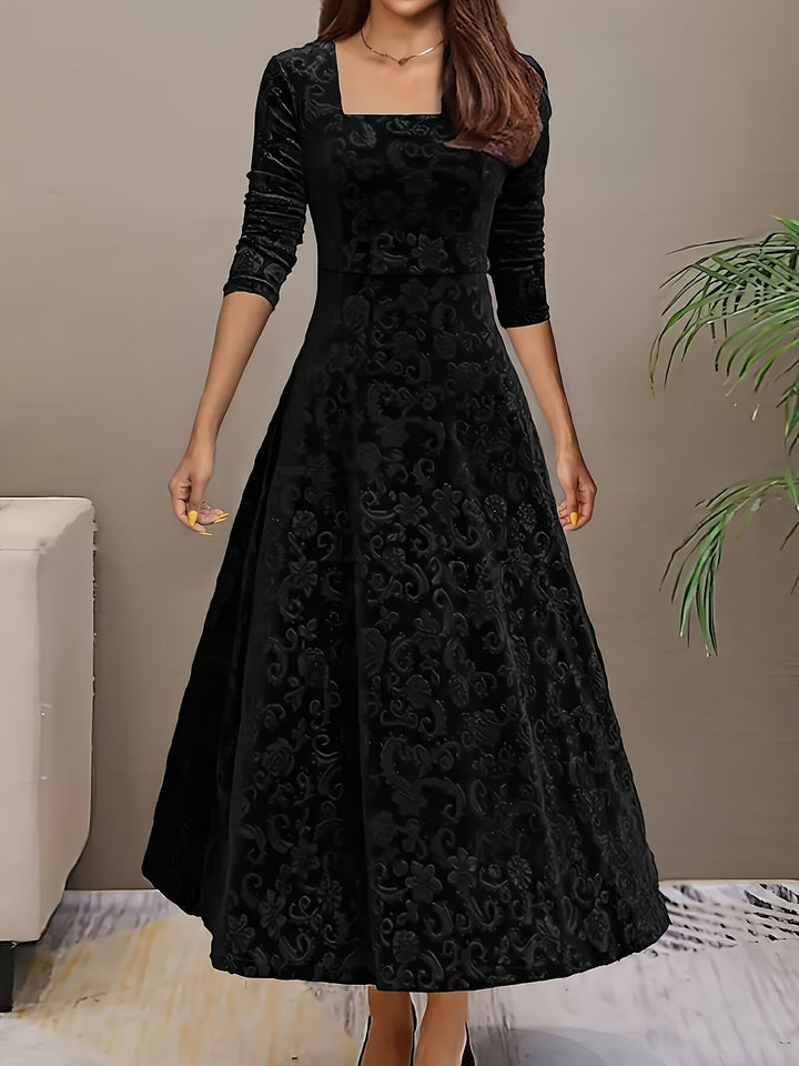Robe longue élégante en velours noir pour femme, parfaite pour une soirée chic ou un cocktail. Charme intemporel.