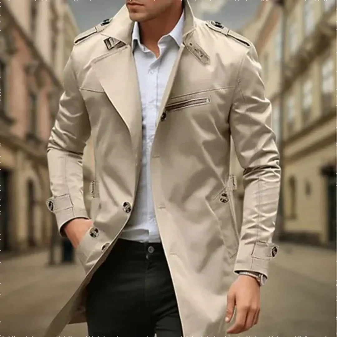 Manteau trench homme imperméable, élégant, couleur neutre. Idéal pour un look habillé et la pluie.