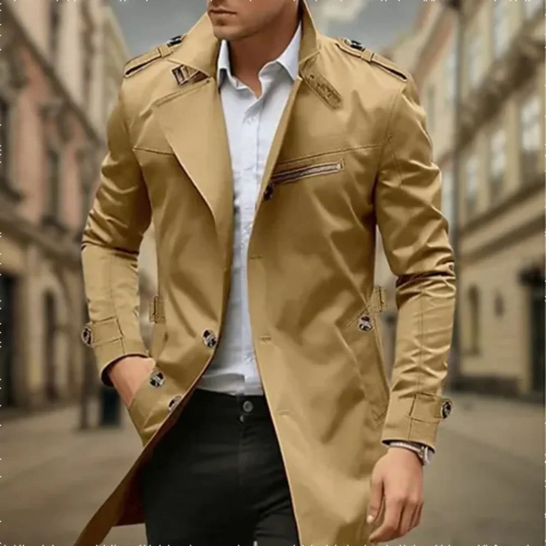 Trench-coat classique homme beige, double boutonnage, ceinture, élégant, pour mode masculine habillée.