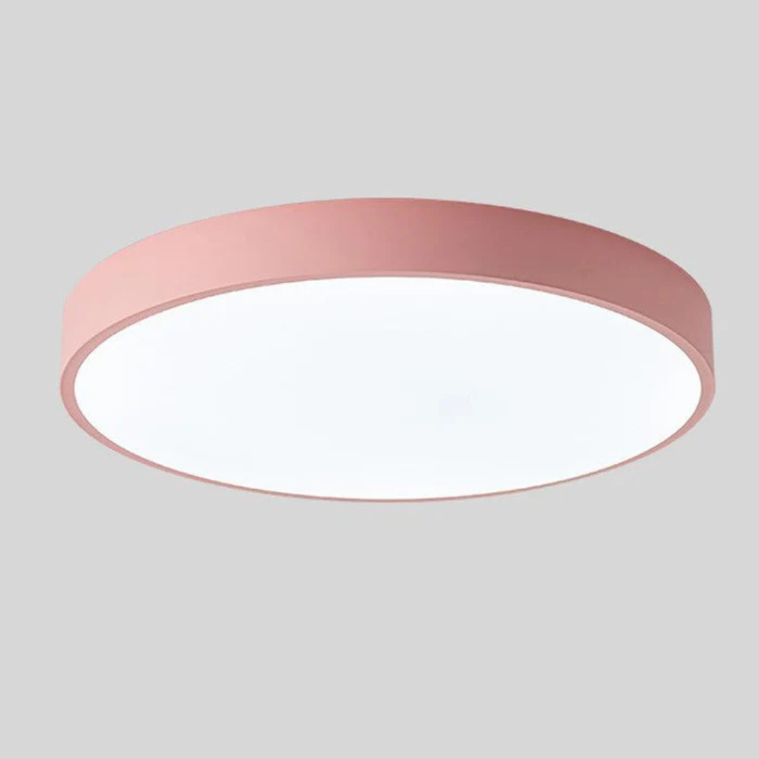 Luminaire LED Delos Skandi, style épuré et moderne, parfait pour un appartement contemporain.