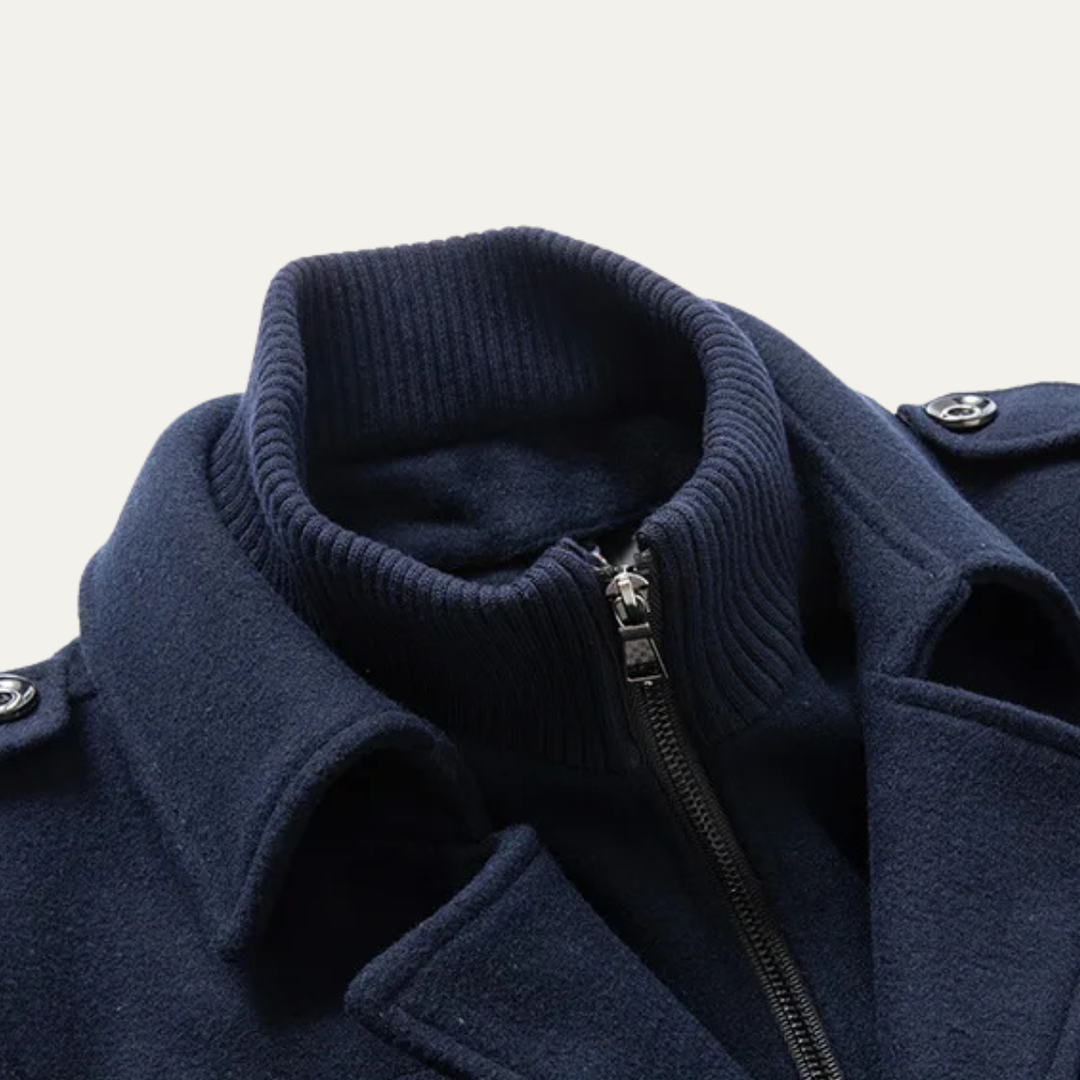 Trench coat homme de bureau, long et élégant, parfait pour un look professionnel chic et moderne.