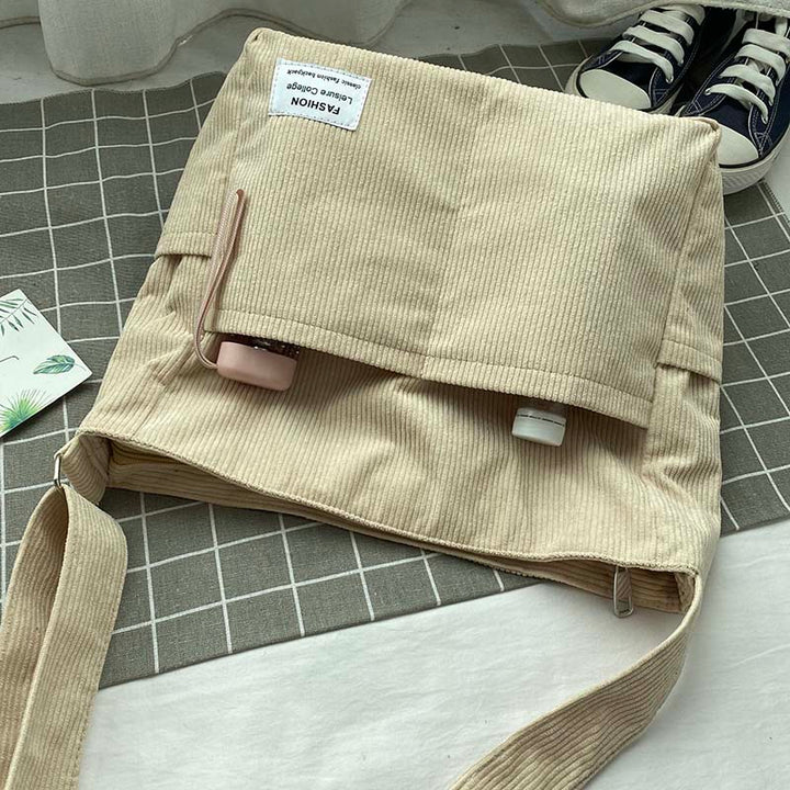 Sac bandoulière femme en velours côtelé brun, style intemporel et confortable pour toutes occasions.