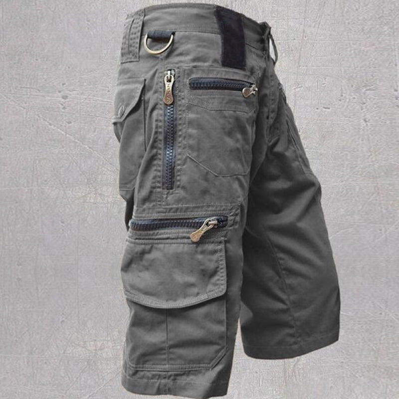 Short cargo tactique homme beige, multi-poches, idéal pour l'été et les activités de loisirs en extérieur.