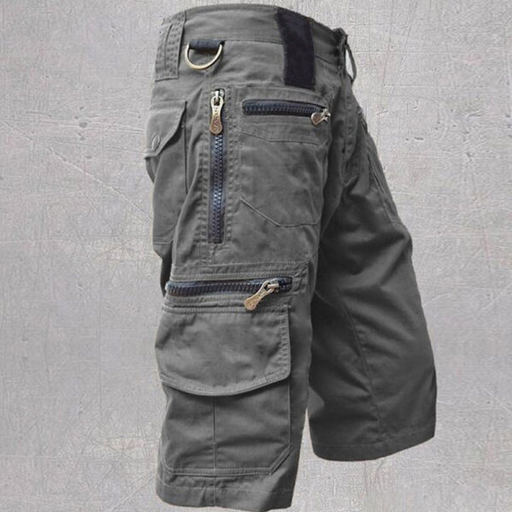 Short cargo tactique homme beige, multi-poches, idéal pour l'été et les activités de loisirs en extérieur.