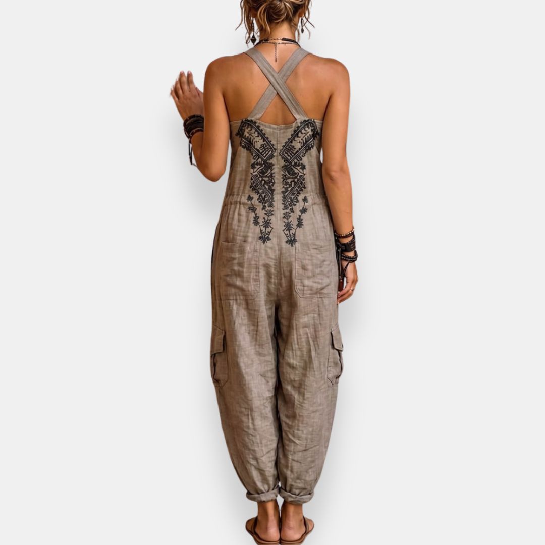 Tenue d'été femme bohème chic, combinaison fluide à broderies raffinées. Style décontracté pour plage ou festival.