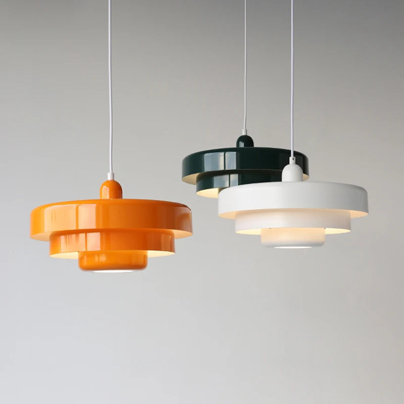 Lampe suspendue industrielle LED avec abat-jour en fer, design Bauhaus pour intérieur moderne.