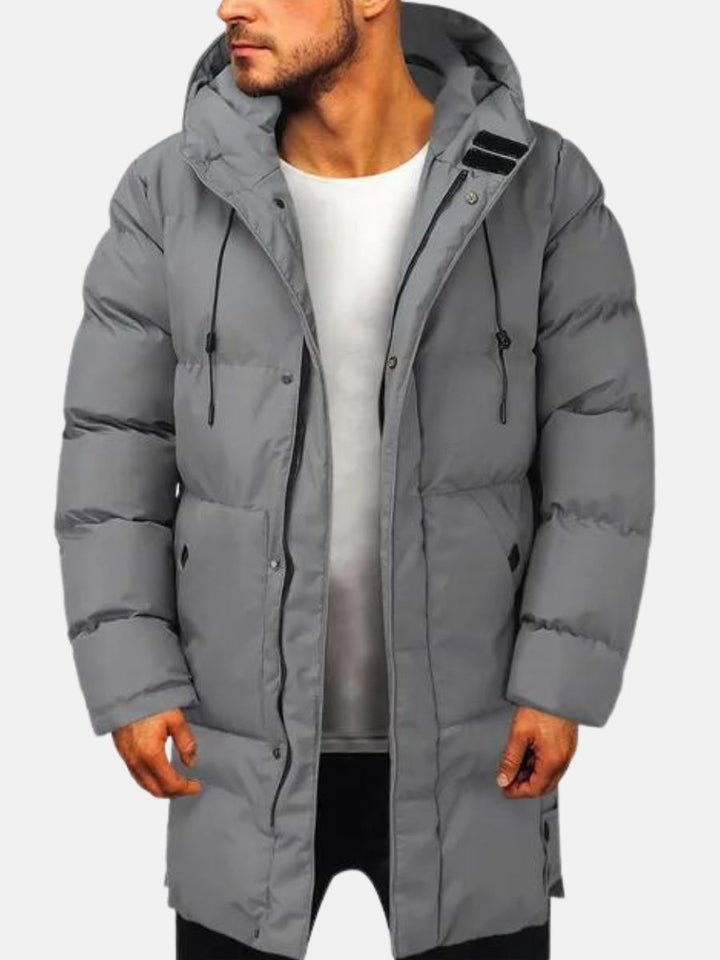 Veste parka homme chaude et stylée avec capuche, parfaite pour affronter l'hiver en ville avec élégance et confort.